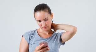 Muito tempo no celular pode causar dores nas mãos