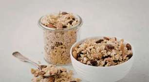 A granola caseira sem açúcar que fica crocante e rende a semana toda