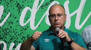 Presidente da Chapecoense é acusado de agressão por torcedor: 'Foi muito menos do que ele merecia'
