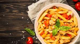 Salada de macarrão com frango: leve, refrescante e perfeita para facilitar a rotina