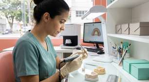 A precisão do técnico em prótese dentária faz diferença antes mesmo da peça ficar pronta