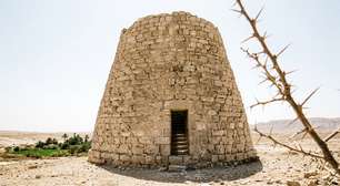 Há cerca de 10 mil anos, Tell es-Sultan já erguia muralha, fosso e torre com escada interna ao redor de uma nascente no deserto