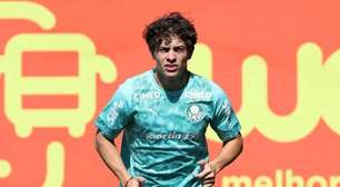 Giay treina com o grupo e fica perto de volta ao Palmeiras