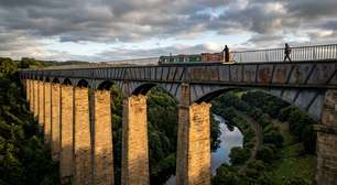 O aqueduto suspenso que leva barcos sobre um vale a quase 40 metros de altura no País de Gales