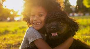Cães para crianças: antes de escolher a raça, veja o fator que pode mudar tudo