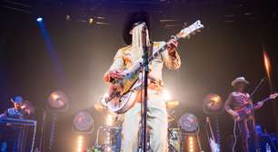 Orville Peck sofreu uma overdose e quase morreu. Ele transformou isso em seu melhor álbum até agora