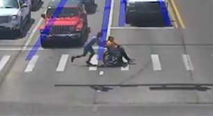 Fantasiado de Homem-Aranha, motorista para o trânsito para ajudar cadeirante nos EUA; veja