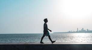Caminhar sozinho traz benefícios para a saúde mental; veja
