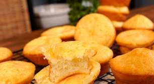 Pão de queijo de liquidificador fácil de fazer, bem douradinho por fora e macio por dentro