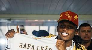 Rafael Leão vai à Vila Belmiro ver jogo do Santos e vibra com gol de Neymar; veja vídeo