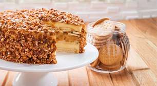 Aprenda a receita de uma torta de biscoito Maria com doce de leite e crocante de castanha