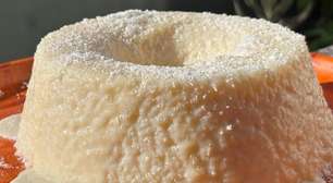 Bolo de tapioca granulada cremoso, feito com coco fresco sem precisar de forno e sem ovos