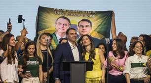 Convenção para candidatura de Flávio tem foco 'em nosso líder' Bolsonaro e críticas a Moraes