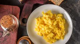 Ovos mexidos cremosos: a receita saudável que deixa o café da manhã mais saboroso em poucos minutos