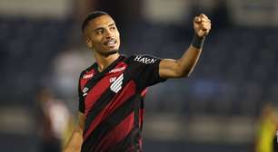Athletico vence Internacional e cola na vice-liderança do Brasileirão