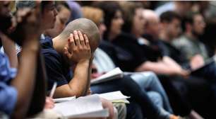 Universitários abandonam salas de aula para cuidar dos filhos