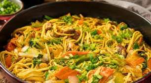 Yakisoba: receita oriental, rápida, com frango e vegetais