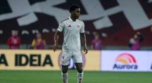 Auxiliar do Internacional se desculpa por tirar Félix Torres após falha em gol