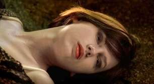 Há 17 anos, ela interpretou uma personagem morta em uma das séries de TV mais populares da época: Ninguém esperava que se tornaria a maior estrela do século XXI!