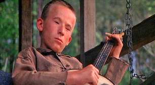 Há 54 anos, este garoto usou a magia do cinema para tocar banjo com uma mão só: assim nasceu uma das cenas mais lendárias do cinema de aventura e um enorme sucesso musical