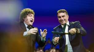 Milei é alvo de denúncia por usar dinheiro público para apoiar Flávio Bolsonaro