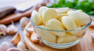 4 formas fáceis de remover cheiro de alho de potes na cozinha