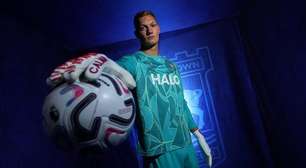 Ipswich contrata goleiro de 2,06m, o jogador mais alto da história da Premier League