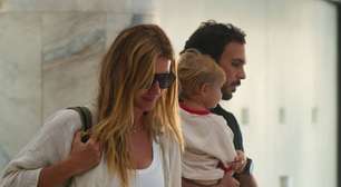 Gisele Bündchen viaja com a família, aposta em aerolook básico e completa com bolsa vintage da Chanel