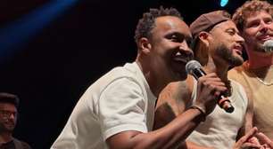 Neymar sobe ao palco com Thiaguinho em festa de aniversário de Bruninho do vôlei