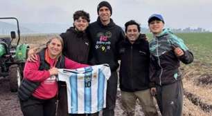 Dibu Martínez fica atolado na lama e recebe ajuda de torcedor durante férias na Argentina