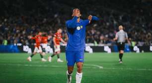 Estêvão volta, João Pedro faz hat-trick e Chelsea vence jogo de 10 gols na estreia de Xabi Alonso