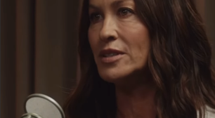 Alanis Morissette comenta rótulo de "mulher raivosa" no início da carreira: "o olhar masculino não conseguia assimilar"