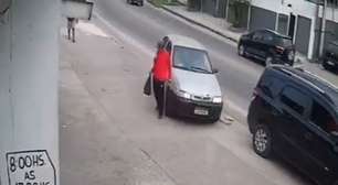 Homem escapa por um triz de ser atropelado por carro desgovernado no RJ