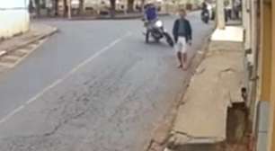 Câmera flagra pedestre sendo atropelado por motociclista sem habilitação em MG