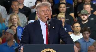 Trump reage após ter discurso interrompido por gritos de 'protetor de pedófilo' em evento nos EUA