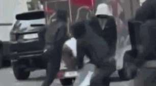Vídeo: jogador é cercado por ladrões e é agredido durante assalto em Bruxelas