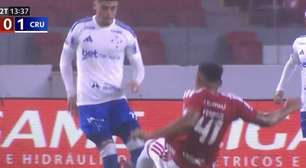 Vídeo: Inter usa áudio fake do VAR para defender Victor Gabriel, após entrada em Gabriel Pec, do Cruzeiro