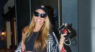 Adriane Galisteu usa aerolook com quimono estampado e bolsa de R$ 37 mil em viagem com a família antes da despedida do filho