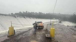Chuva eleva nível da água e bloqueia travessia em barragens de São Francisco de Paula