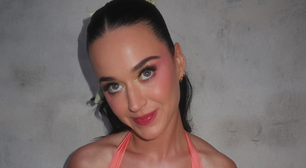 Katy Perry passa perrengue presa em garrafa de plástico durante apresentação