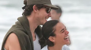 Bruna Marquezine e Shawn Mendes são flagrados curtindo praia no Rio