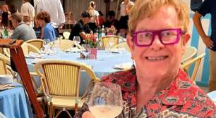 Elton John celebra 36 anos de sobriedade: 'Brindando à vida'