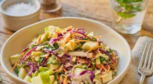 Salada de repolho com maçã cremosa e saudável sem maionese