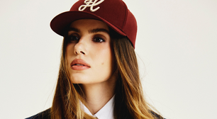 De boné e gravata: Camila Queiroz posa com 2 looks estilosos e seguidores suspeitam: 'Verdades Secretas 3?'