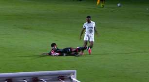 Ouça áudio do VAR que decidiu pela expulsão de Cacá, do Vitória, por entrada dura contra Arias