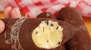 Sacolé de maracujá com casquinha de chocolate crocante por fora e muito cremoso por dentro