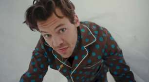 Harry Styles reage ao ver fã se distrair do próprio filho