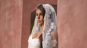 Grávida, Isabella Arantes se casa com Gabriel Medina e aposta em vestido de inspiração espanhola com renda rebrodê e mantilha