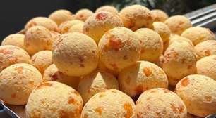 Pão de queijo que não murcha feito com polvilho doce, para ficar crocante por fora e macio por dentro