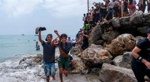 Chegada massiva de migrantes do Marrocos em Ceuta deixa mortos; europeus buscam conter crise